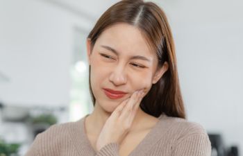 A woman suffering from a dental pain.